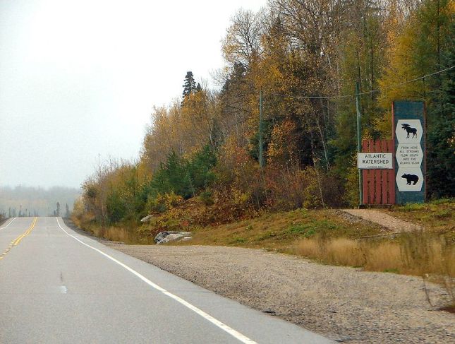 Señalización de la divisoria a lo largo de la Highway 101 en Ontario.